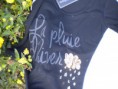Art. 9: Remera media estación estampa y bordado con mangas cortas Marcela Koury; en blanco, negro, hueso, obispo, violeta, rojo (Talles S a XL) 